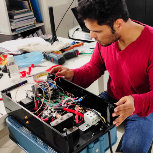 Wiring the electronics inside a battery pack prototype